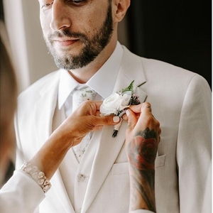 We're all for modern takes like pocket flowers or no flowers at all, but sometimes classics are classic for a reason. To make sure you get the always in style boutonniere *just right* and to put an end to any how-to-pin worries once and for all, head over to the link in bio.